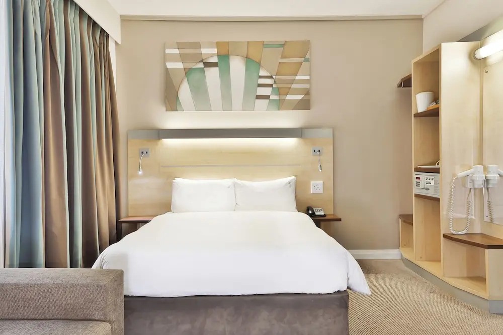 هتل هالیدی این